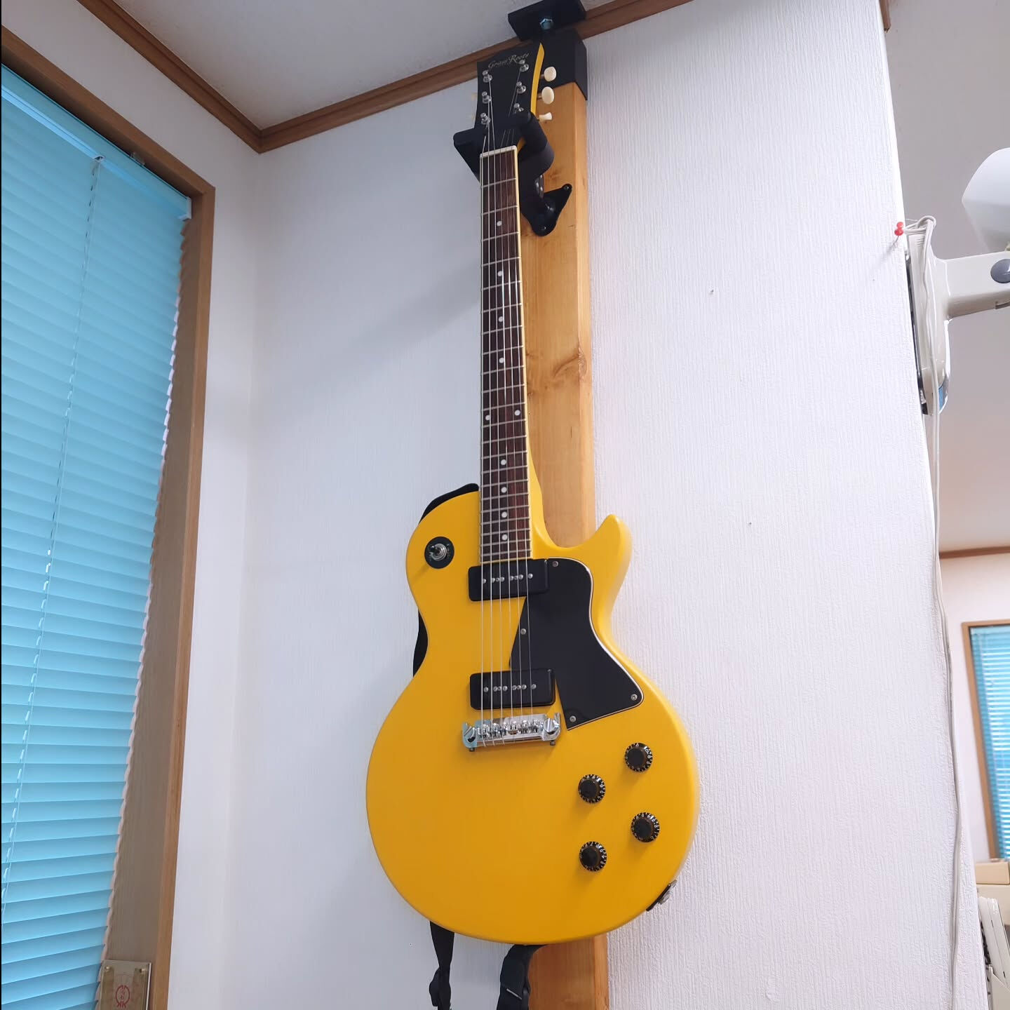 お店のインテリアにギターが増えました🎸