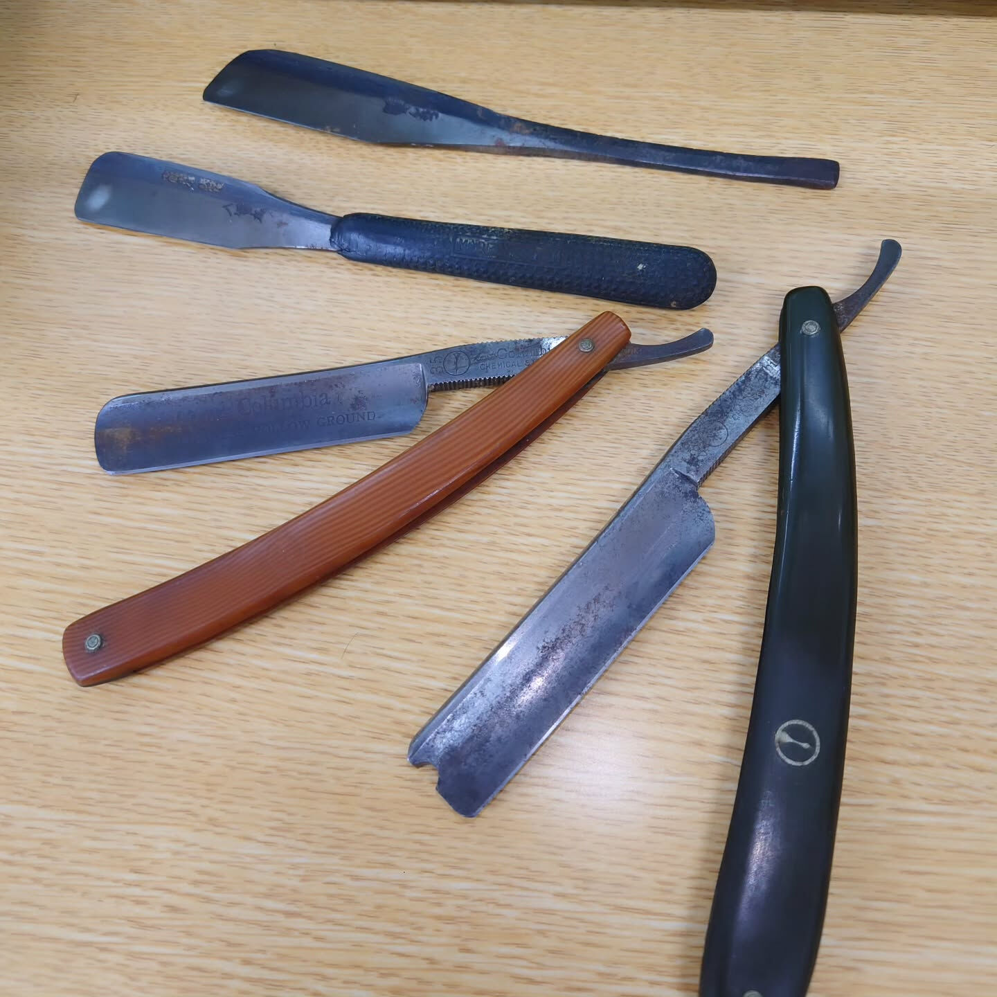 お店の掃除中に出てきた年代物のカミソリ達🪒